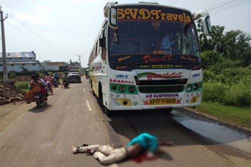 ప్రైవేటు బస్సు ఢీకొని వ్యక్తి మృతి