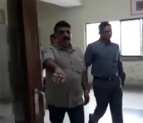 సిబిఐ కార్యాలయానికి విచారణకు వచ్చిన కోల్‌కతా మాజీ సిపి 