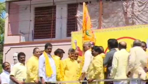 ఎన్టీఆర్ విగ్రహానికి చంద్రబాబు నివాళులు

