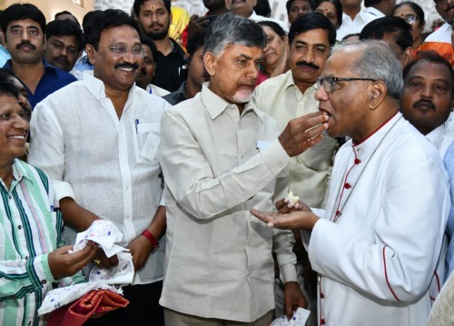 చర్చిలో ప్రార్ధనలలో పాల్గొన్న మాజీ సీఎం చంద్రబాబు 