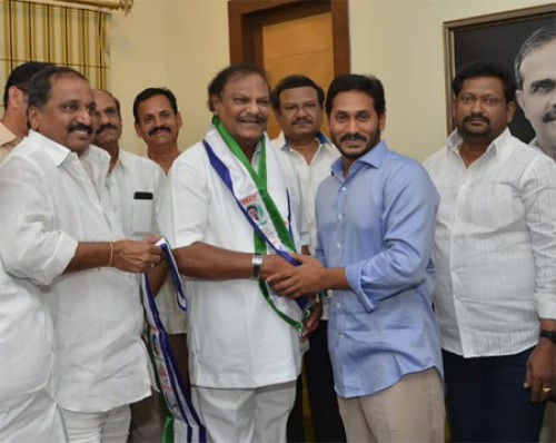 వైసీపీ తీర్ధం పుచ్చుకున్న చల్లా రామకృష్ణా రెడ్డి