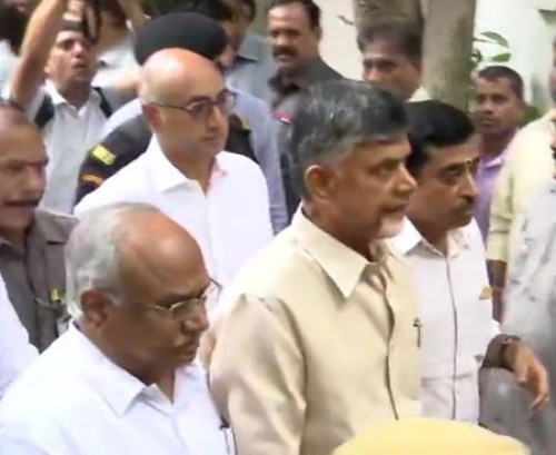 జైట్లీకి పార్థీవ దేహానికి చంద్రబాబు నివాళి