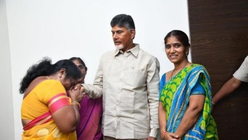 మాజీ సీఎం నివాసానికి తరలివచ్చిన కార్యకర్తలు