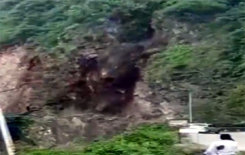 జాతీయ రహదారి పై విరిగి పడ్డ కొండచరియలు 