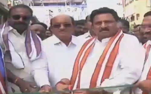 మొబైల్‌ ఆస్పత్రులను ప్రారంభించిన చినరాజప్ప