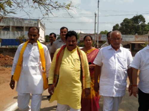 పెద్దాపురంలో నామినేషన్ వేసిన చిన‌రాజ‌ప్ప‌