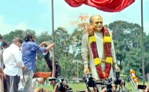 అల్లు రామలింగయ్య కాంస్య విగ్రహాన్ని ఆవిష్కరించిన చిరంజీవి