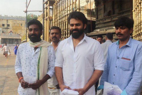 శ్రీవారిని దర్శించుకున్న చిత్రలహరి మూవీ టీం