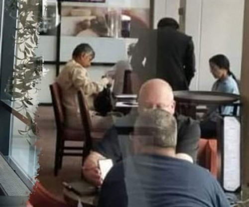 భార్యతో కలిసి కాఫీ షాప్ లో చంద్రబాబు