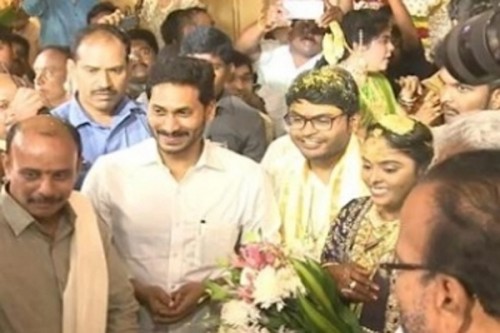 నూతన వధూవరులను ఆశీర్వదించిన సిఎం జగన్