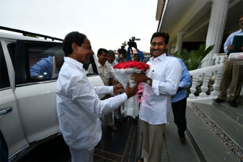 సీఎం జగన్‌ నివాసానికి చేరుకున్న సీఎం కేసీఆర్‌