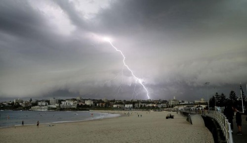 కోస్తాలో అనేకచోట్ల గాలులు, పిడుగులతో వర్షాలు 