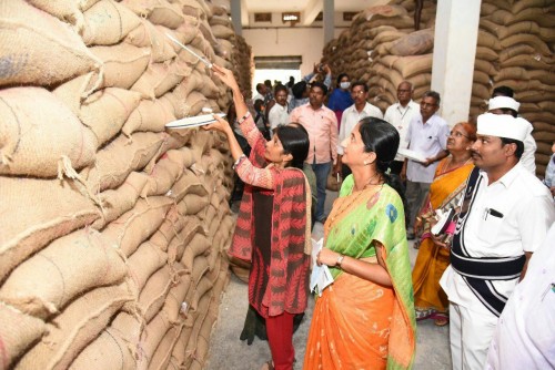 పిడిఎస్  బియ్యాన్ని పరిశీలించిన జాయింట్ కలెక్టర్ మాధవిలత