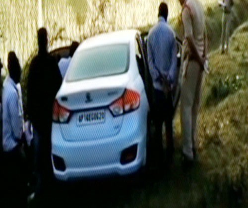 కారులో వ్యాపారవేత్త మృతదేహం 