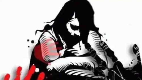 బైక్‌పై వెళ్తున్న దంపతులపై దుండగుల దాడి.. 