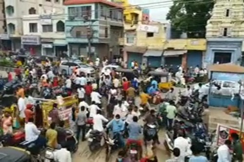 కరోనా విజృంభిస్తున్న జనం మాత్రం నిర్లక్ష్యం