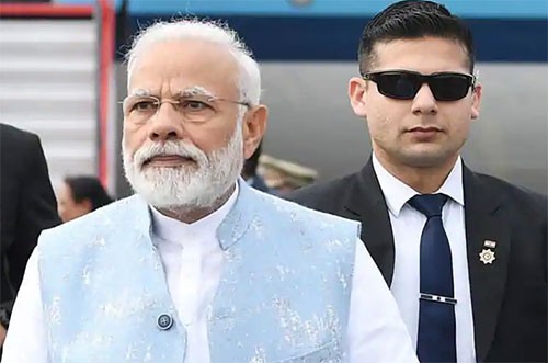 నాలుగు గంటల పాటు ఎయిర్ పోర్ట్ లో  ప్రధాని  మోడీ 