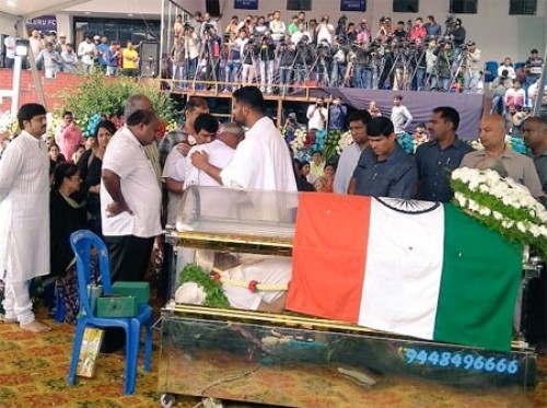 అంబరీష్ భౌతిక కాయానికి కుమారస్వామి, దేవెగౌడ నివాళులు