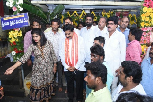 దుర్గమ్మను‌ దర్శనం చేసుకున్న మాజీ మంత్రి దేవినేని ఉమ