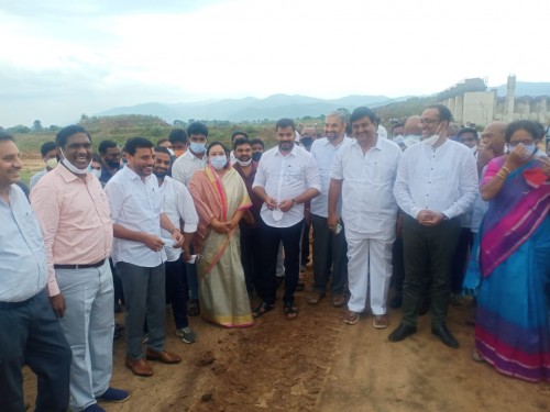 నేరడి బ్యారేజ్ నిర్మాణ స్థలాన్ని కాట్రగడ వద్ద పరిశీలిస్తున్న డిప్యూటీ సీఎం ధర్మాన కృష్ణదాస్