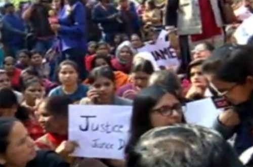 దిశ అత్యాచార ఘటనపై జంతర్‌మంతర్‌ వద్ద విద్యార్థినుల ఆందోళన