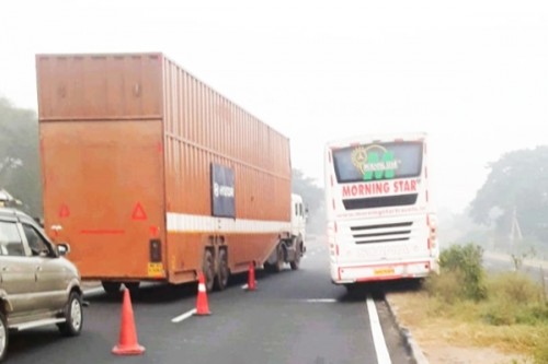 డివైడర్‌ ఎక్కి ఆగిన బస్సు
