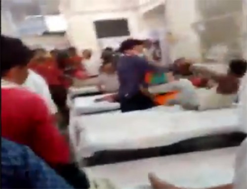 చికిత్స పొందుతున్న రోగిని చితకబాదిన వైద్యుడు!