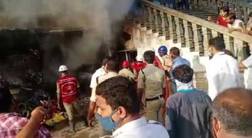 దుకాణాల వద్ద అగ్నిప్రమాదం