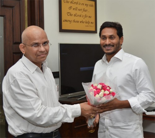 వైఎస్ జగన్ ను కలిసిన ద్వివేది