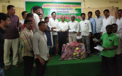 పేద కాపు విద్యార్థులకు ఉపకార వేతనాలు పంపిణీ
