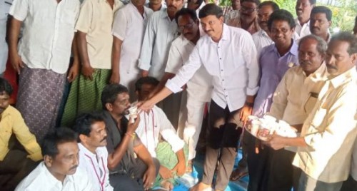 దీక్ష విరమించిన భవన నిర్మాణ కార్మికులు.