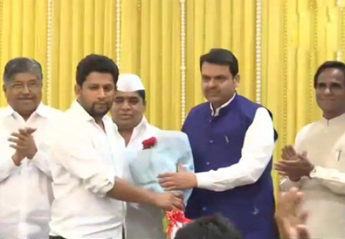 బీజేపీలో చేరిన కాంగ్రెస్ ఎమ్మెల్యే కుమారుడు