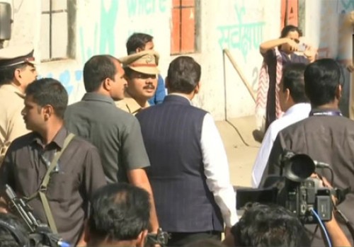 ఓవర్ బ్రిడ్జి కూలిన ప్రాంతాన్ని పరిశీలించిన సీఎం ఫడ్నవిస్