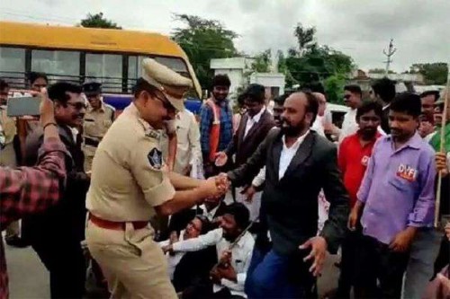 కోర్టు ఆవరణలో న్యాయవాదుల మధ్య తీవ్ర వాగ్వాదం