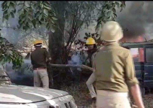 ఆందోళ‌న‌కారులు చేసిన రాళ్ల దాడిలో పోలీసు మృతి