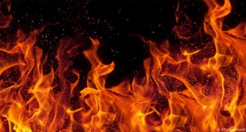 దారుణ ఘటన.. ఇద్దరు పిల్లలకు నిప్పు పెట్టిన తల్లి