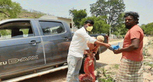 గిరిజనులకు పండ్లు పంపిణీ
