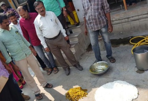 హోట‌ల్స్ పై ఫుడ్ కంట్రోల్, విజిలెన్సు అధికారుల దాడులు