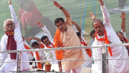 యోగా దినోత్సవంలో పాల్గొన్న గడ్కరీ