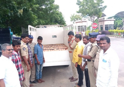 పులిగడ్డ - పెనుముడి టోల్ గేట్ వద్ద భారీగా గంజాయి పట్టివేత