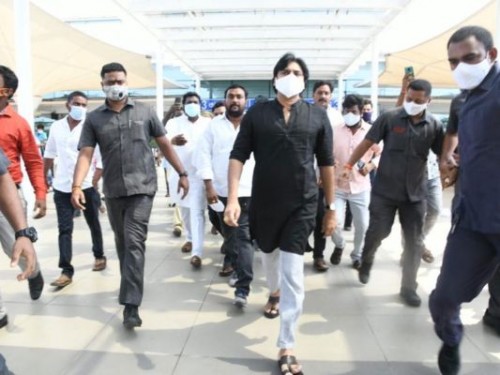 గన్నవరం చేరుకున్న పవన్ కళ్యాణ్