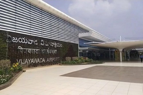 గన్నవరం విమానాశ్రయాన్ని కమ్మేసిన పొగమంచు