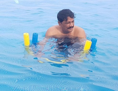 ఈతకొలనులో జలకాలాడుతున్న గంటా