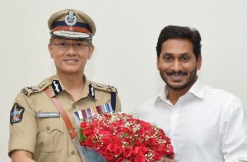 సీఎం వైఎస్ జగన్ తో డీజీపీ గౌతం  సవాంగ్ భేటీ