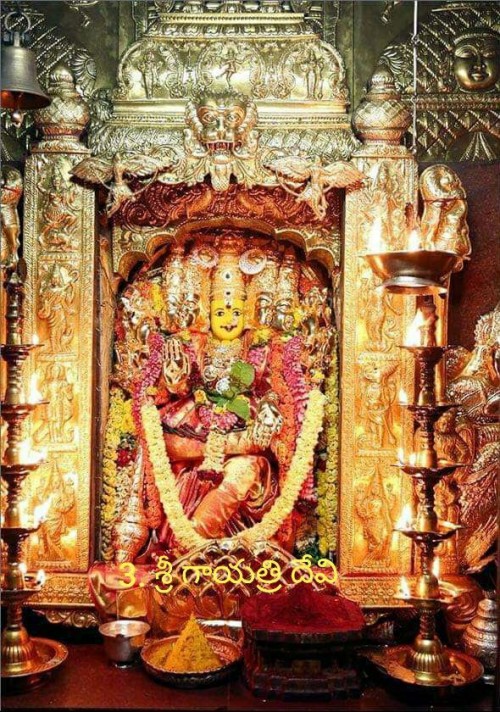 ఇంద్రకీలాద్రిపై మూడవ రోజు గాయత్రిదేవి అవతారం