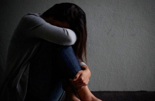 గర్ల్ ఫ్రెండ్ తో దిగిన ఫొటోలు స్నేహితులకు షేర్..