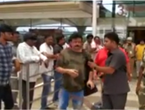 గన్నవరంలో దర్శకుడు రాంగోపాల్‌వర్మ అరెస్ట్‌