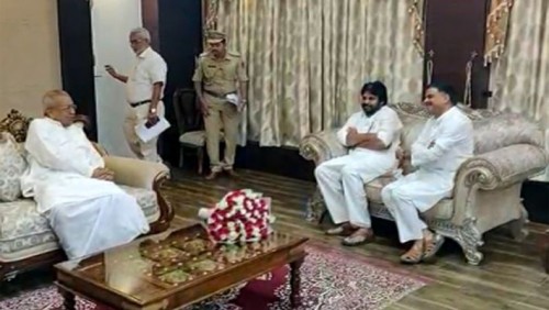 గవర్నర్ ను కలిసిన పవన్ కళ్యాణ్