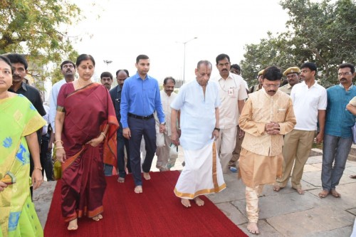 రామాలయంలో గవర్నర్ నరసింహన్ దంపతులు  పూజలు