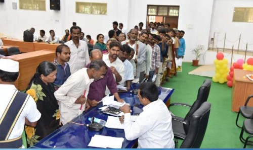 గ్రీవెన్స్ సెల్ కు పోటెత్తిన అర్జీదారులు